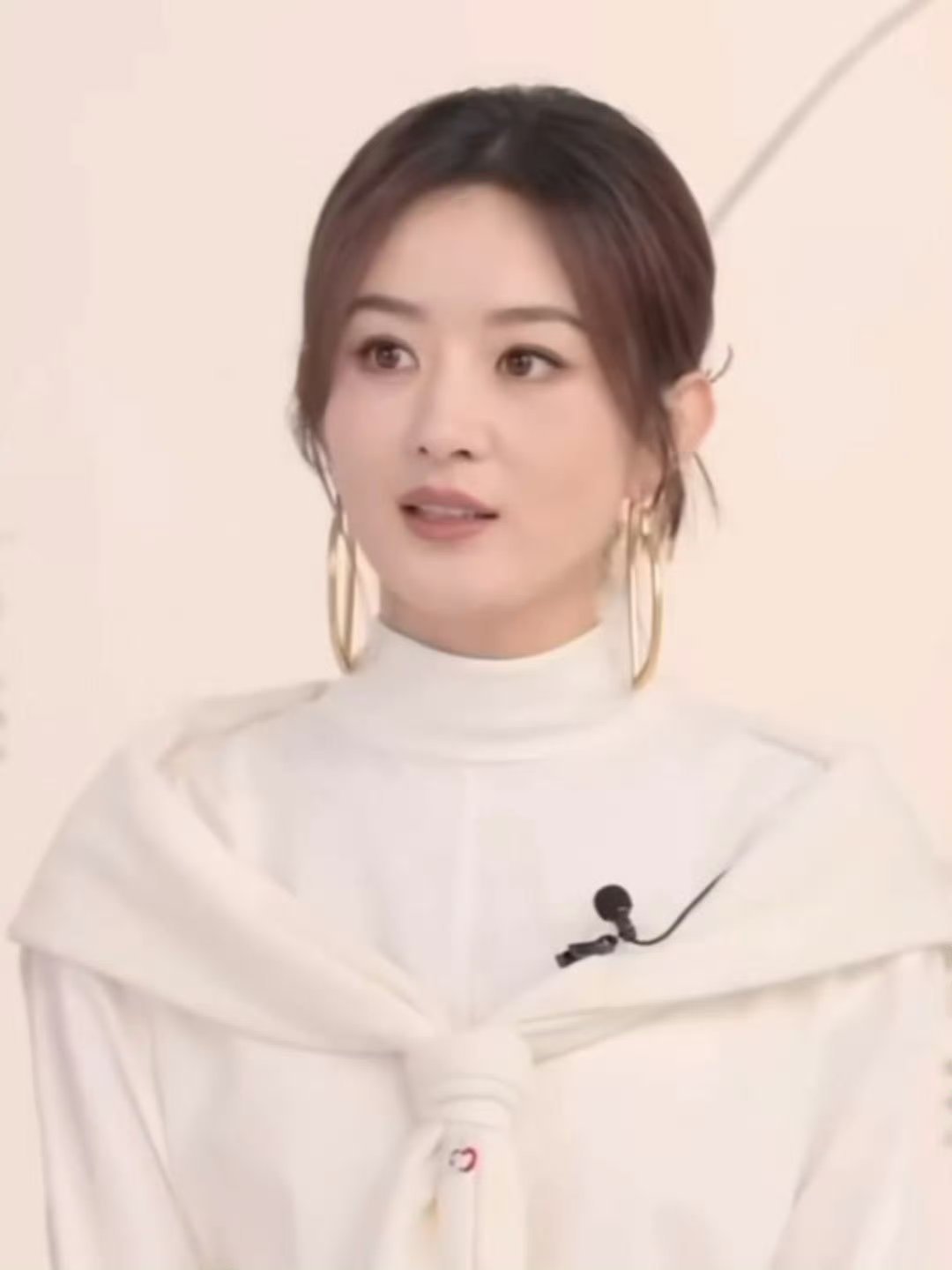 赵丽颖直播状态，大耳环好美好温柔[送花花] ​​​