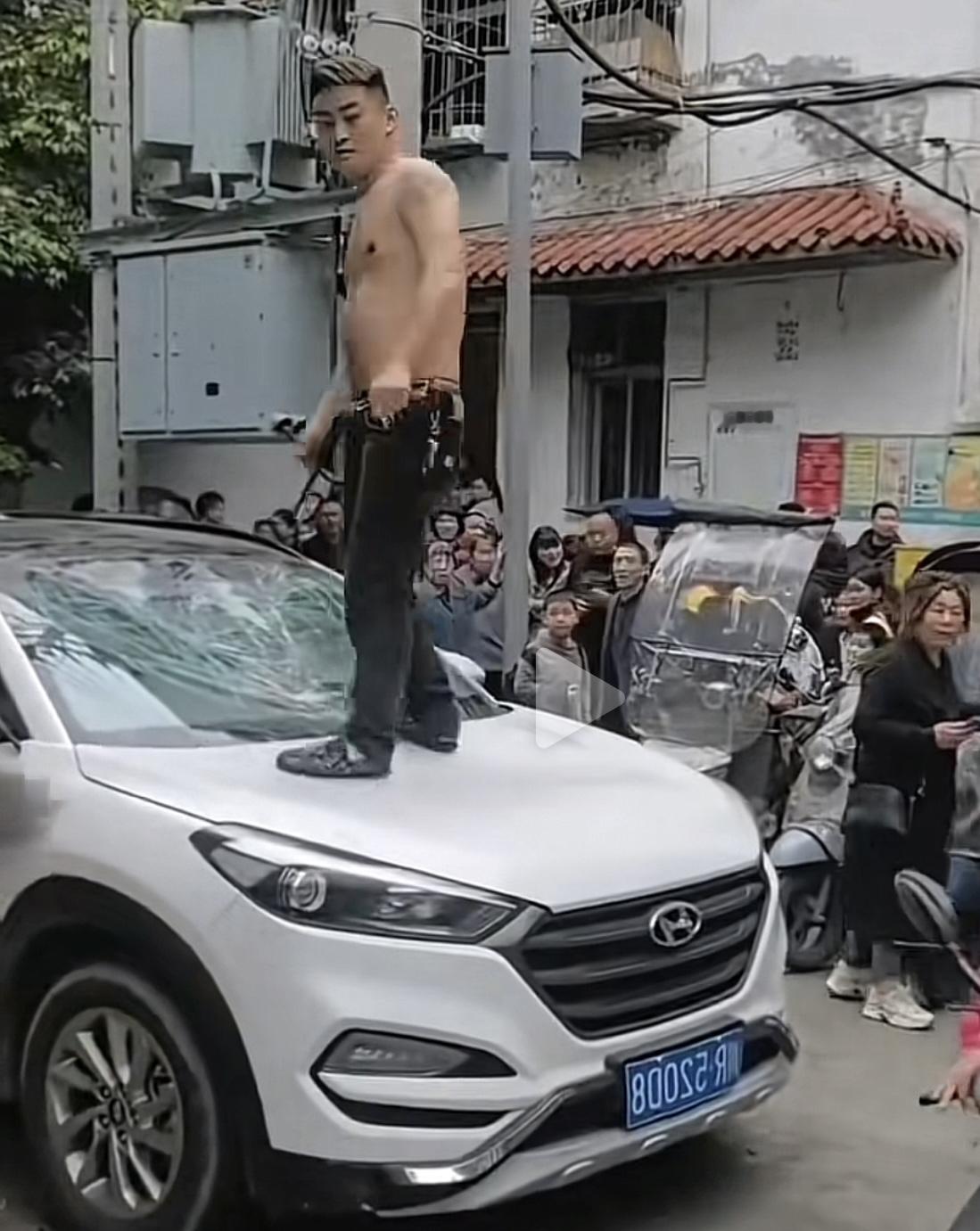 阆中砸车那男的，以前有什么劣迹不知道，就凭他的行为来看，持续打砸数分钟时间，绝对