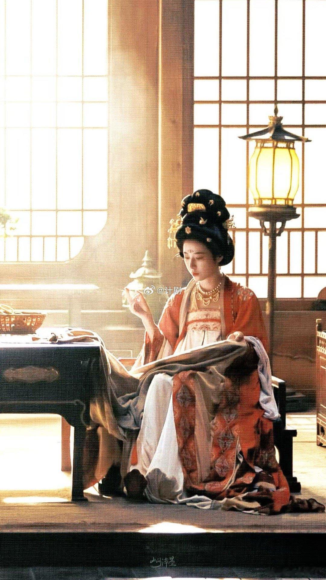 不知道周雨彤古装造型很绝妙不同时期的妆造变化很用心。每个阶段的造型都恰如其分地展