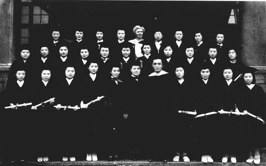 金陵女大1950年毕业合影。
