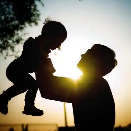 男子与女友非婚生育，且经过亲子鉴定确认女孩非其亲生，反映出家庭关系的变动和不确定