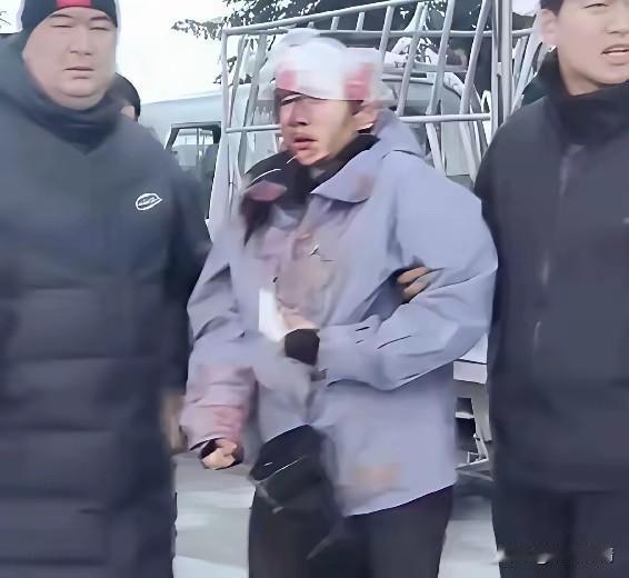 新疆被雪豹咬伤的女游客她很后悔，被救的时候，手套和头发上都是血迹？

人已经被吓