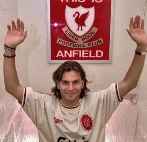 近日，前利物浦中场帕特里克・博格接受了俱乐部官网的采访，如今的形象已发生显著变化