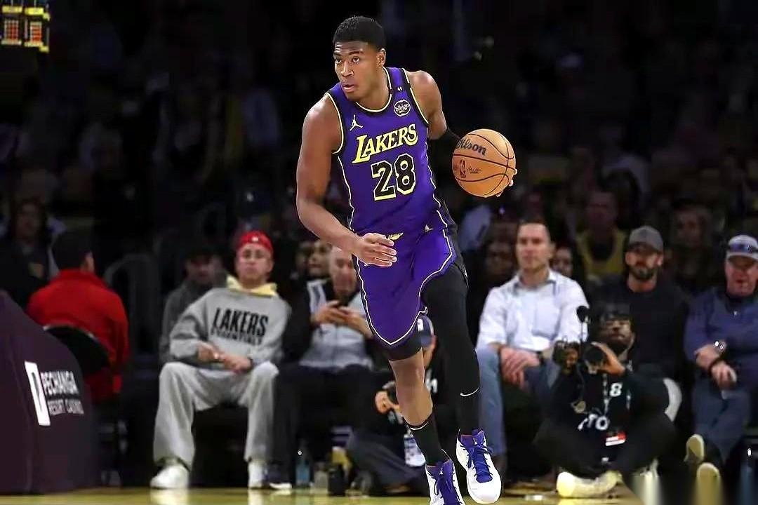 真的，我跟你讲，今天湖人赢球，最扎心的一幕，是八村垒坐在板凳上的时候。
你没看错