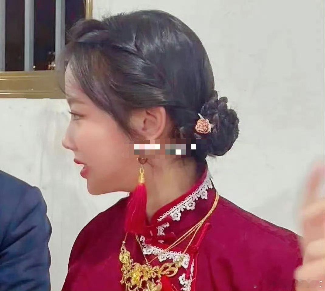 新娘修图后 感觉有点像杨紫呀 ​​​