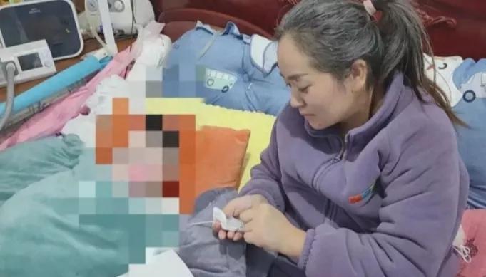 近日，河南南阳一位 34 岁的母亲因过度悲伤导致满头白发，她经常前往孩子的墓地探