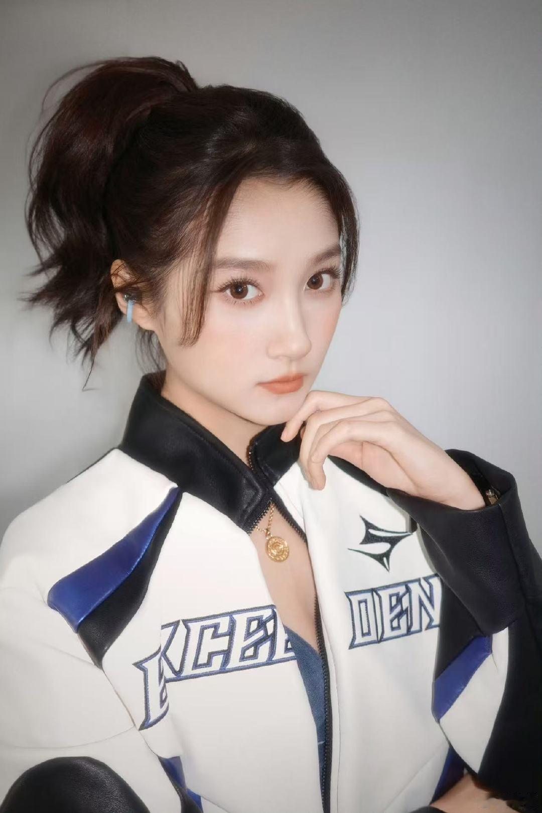 春楠拍了关晓彤胶片关晓彤的胶片 关晓彤的胶片，这套look好美娱乐