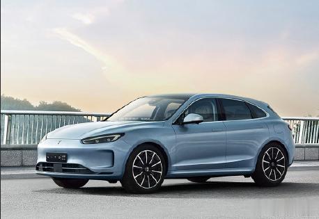 AITO问界系列迎来了首款智慧豪华纯电SUV。问界M5 EV外观延续了AITO家