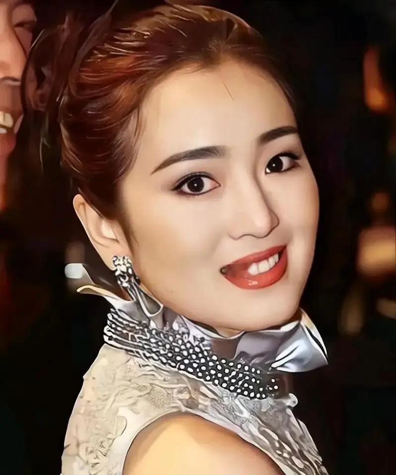 巩俐差点报警，向华强连夜解释
 
1993年尖沙咀半岛酒店。向华强敲门，巩俐只开