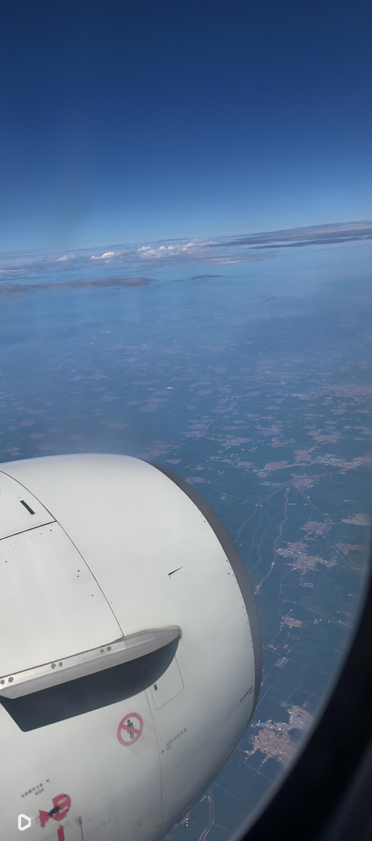 每次坐飞机去大兴机场的时候，在临近机场的地方看见华北平原上有许多成方块状的居民居