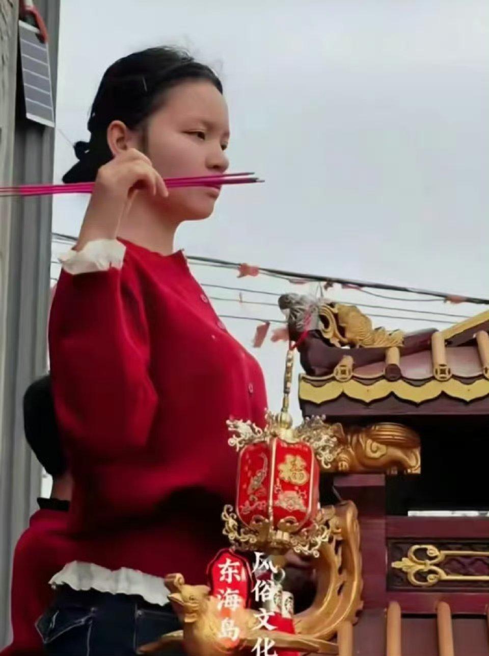 这小女孩妈祖真的很有气场！也很善良 