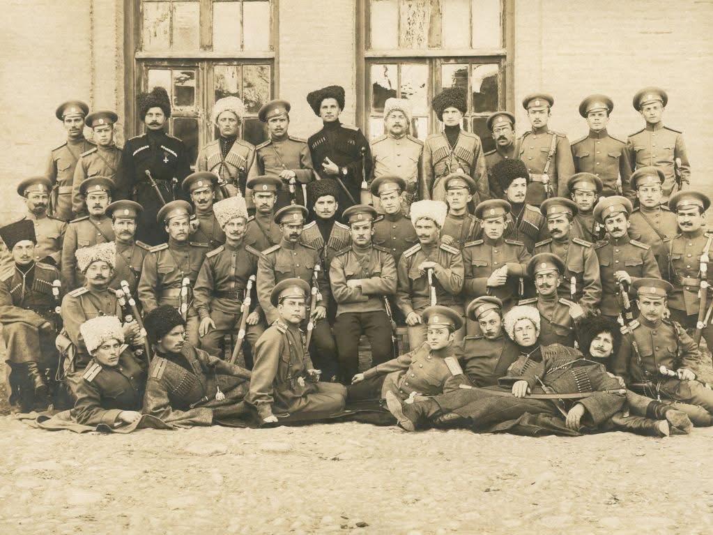 沙俄军官大合影，戴毡帽的是哥萨克骑兵军官？大概率是在一战时期所拍摄！末代沙俄 哥