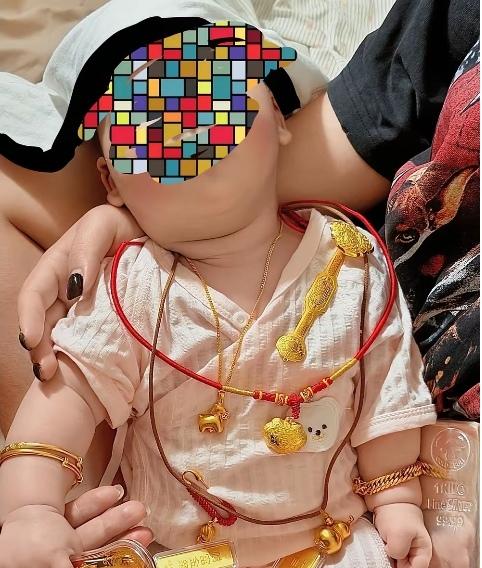 宝贝儿，你妈这是干嘛呢？
       这宝贝儿可能是过百岁吧！妈妈给孩子的摆拍