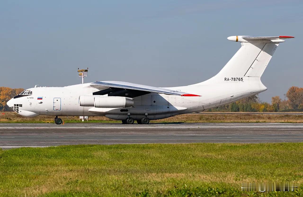 特朗普回国就将下令开战，俄罗斯运输机艰难抵达委内瑞拉，提前为马杜罗送来强援？
美