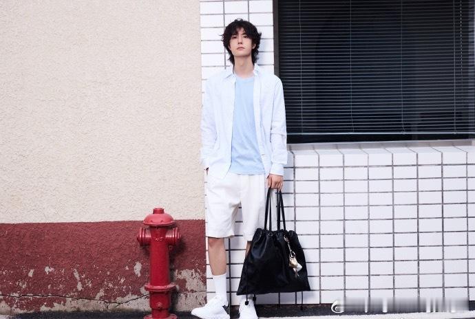 从青涩少年到从容笃定，28岁的王一博用热爱铺就前路。舞者的魂、演员的韧、追速的勇