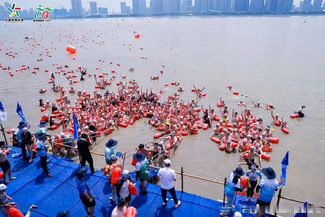 今天，一年一度的大场面，横渡钱塘江活动又来了！一早，3475名来自全国及海外的“