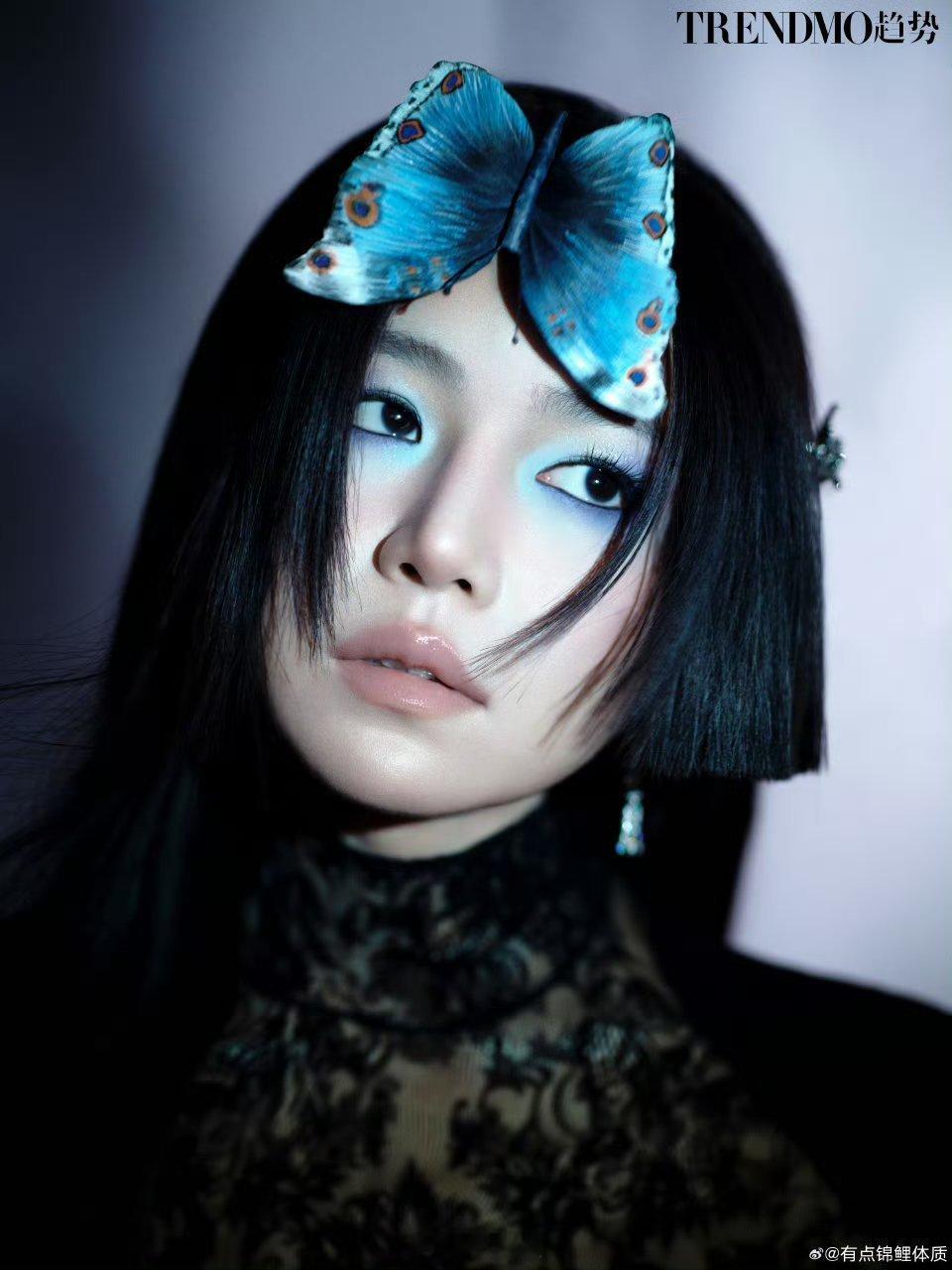 差点没认出陈妍希救命！差点没认出这是陈妍希！她拍杂志换了银蓝蝴蝶妆和酷造型，跟以