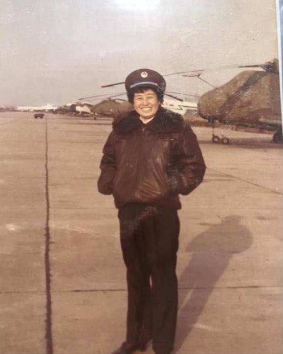 1964年，女飞行员被派往西北执行绝密任务，上飞机前，组织安排每个人拍一张照片。