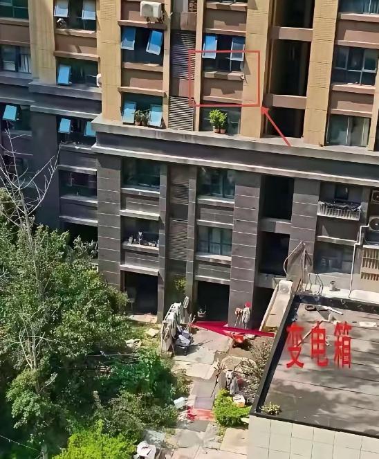 对不起！我必须给大家泼盆冷水。连云港这起火灾，最让人难受的，不只是母女掉下来那一