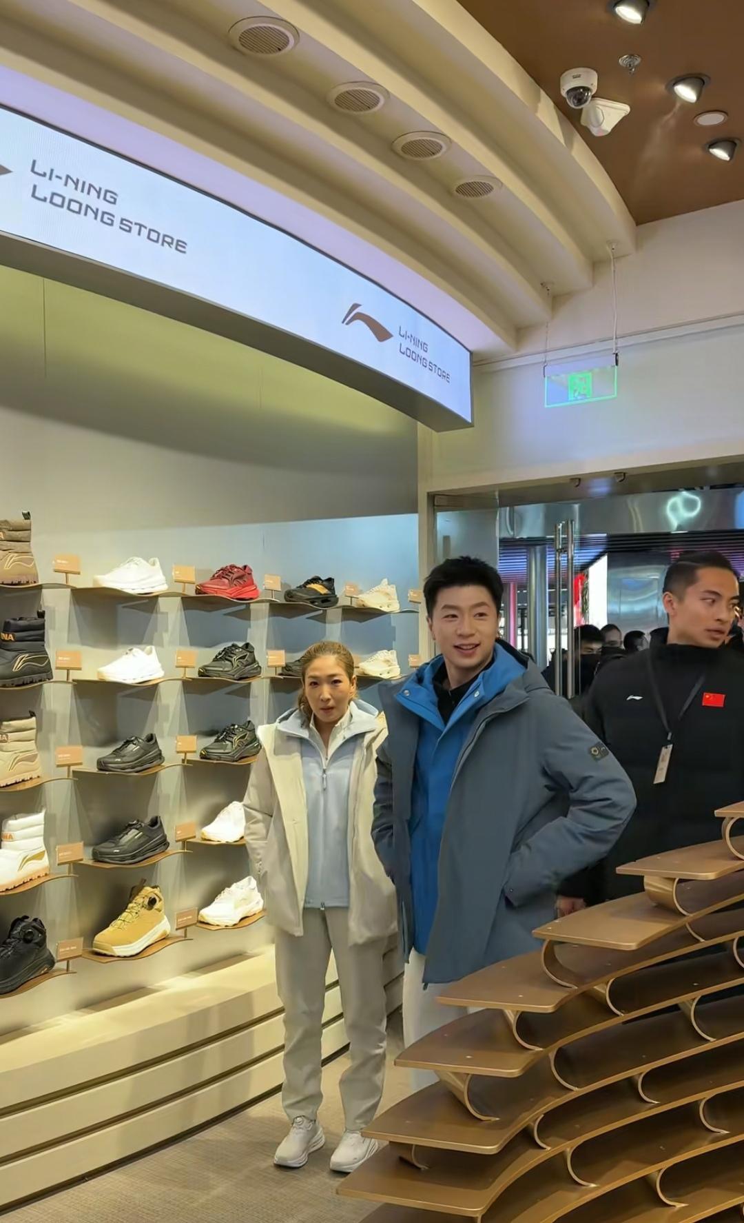 12月14日，马龙、刘诗雯来三里屯了，他们俩进入李宁专卖店内参加活动了。

马龙