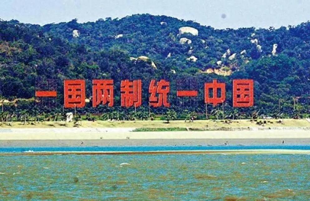 个人认为，台独分子有一个巨大的误解，以为中央政府是要他们归顺，实际上他们可以不归