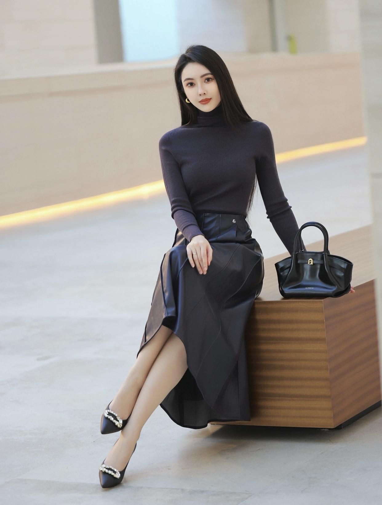 你认为最有气质的美女是谁？优雅气质穿搭，黑色高领毛衣搭配深蓝色半身裙，简约而不失