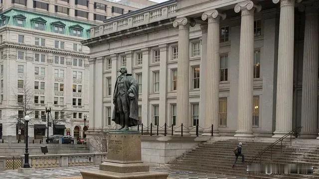 美国财政部的数据库显示，美国国债史上首次突破37万亿美元大关。
截至8月11日美