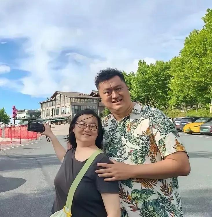 “公式相声”李宏烨到底是怎么火的首先是形象上的清新脱俗，让人眼前一黑；其次就是公