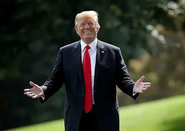 美国总统特朗普谈到访问中国满面笑容，那开心无法用言词形容。
   美国白宫多次高