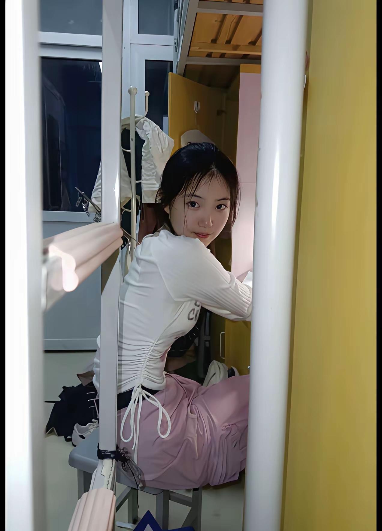 好女孩是不会被骗的，像这种上床下桌的格局，一般都是大学宿舍吧，大学生大多数都不会