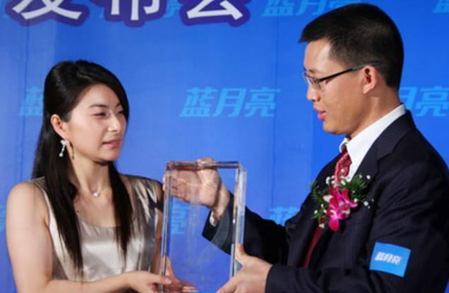 2008年，跳水冠军郭晶晶以2亿高价代言蓝月亮，谁知初期销量惨淡，公司亏损的一塌