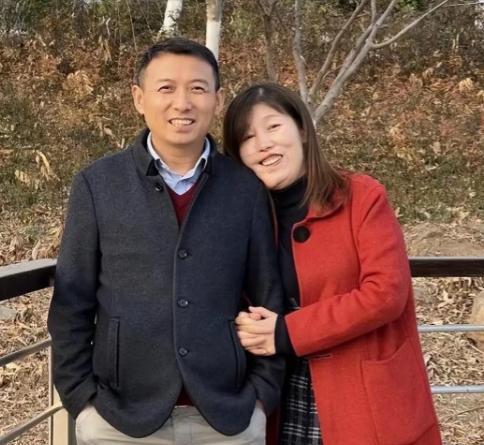 2007年，北大才子陈长志不顾世俗眼光，执意迎娶了辍学在家的农村毁容女滕子英。1