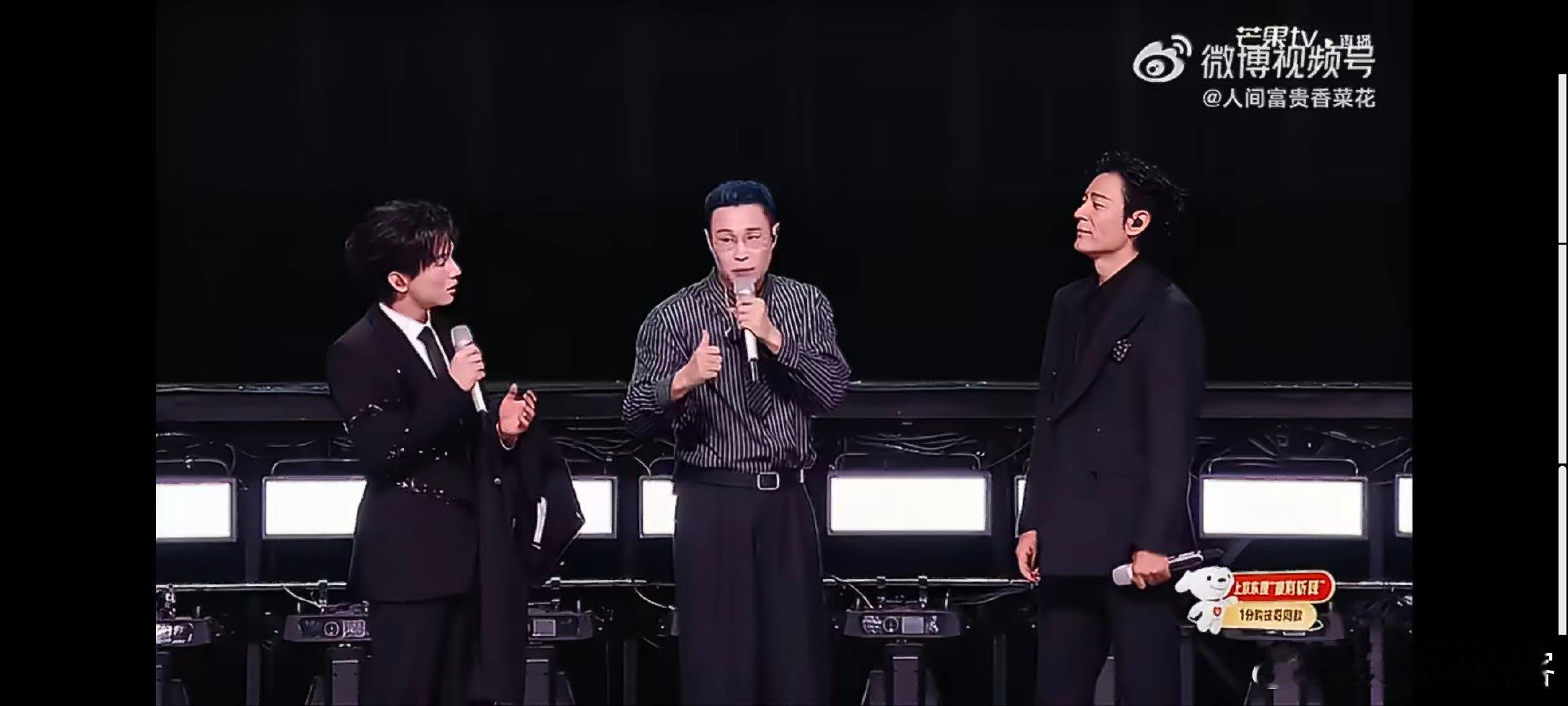 拖拉机大型军训现场小沈阳在披哥搞军训哈哈哈哈真的像大型军训现场，拖拉机舞台氛围感