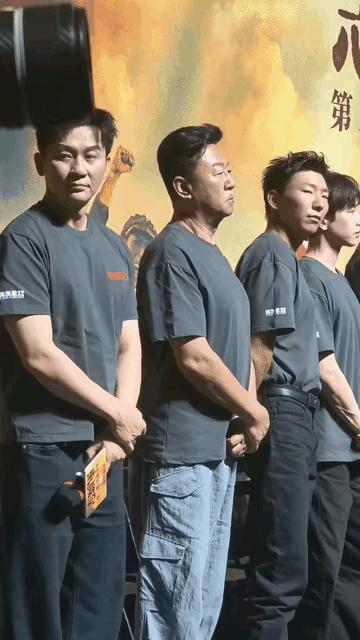 镜头慢慢的扫过众多娱乐圈的演员们，帅气的老了，年轻的颜值一般，就像李晨年轻时是一