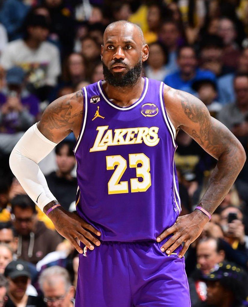 詹姆斯连续21年最佳阵容纪录终结 詹姆斯将缺席今日湖人对阵马刺的比赛，这是他本赛