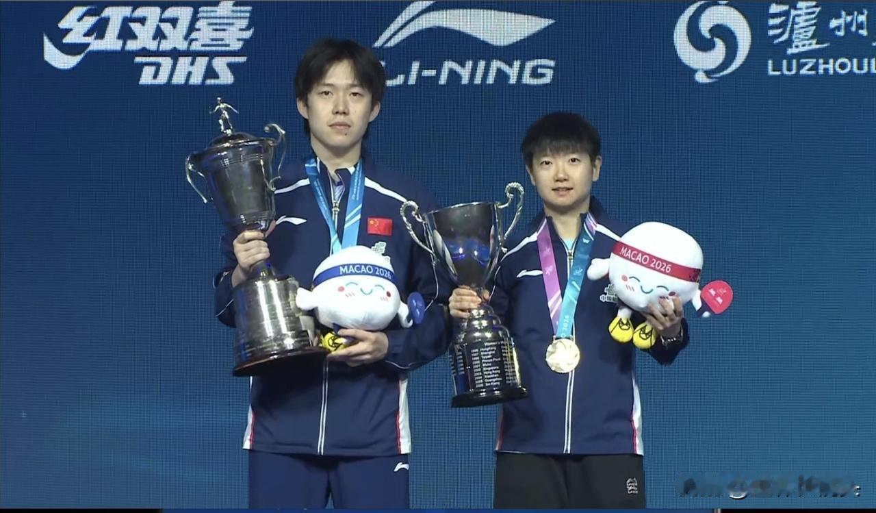 王楚钦孙颖莎双双夺冠，携手登顶。
在今晚落幕的国际乒联世界杯单打比赛中，孙颖莎以