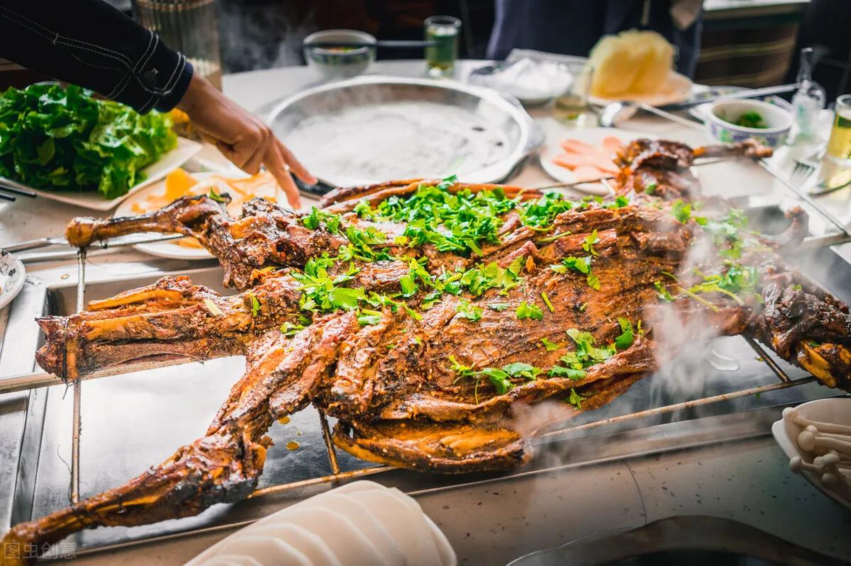 原来正宗烤全羊还有个“仪式”？

中华美食文化博大精深，一个羊肉，就能演变出火锅