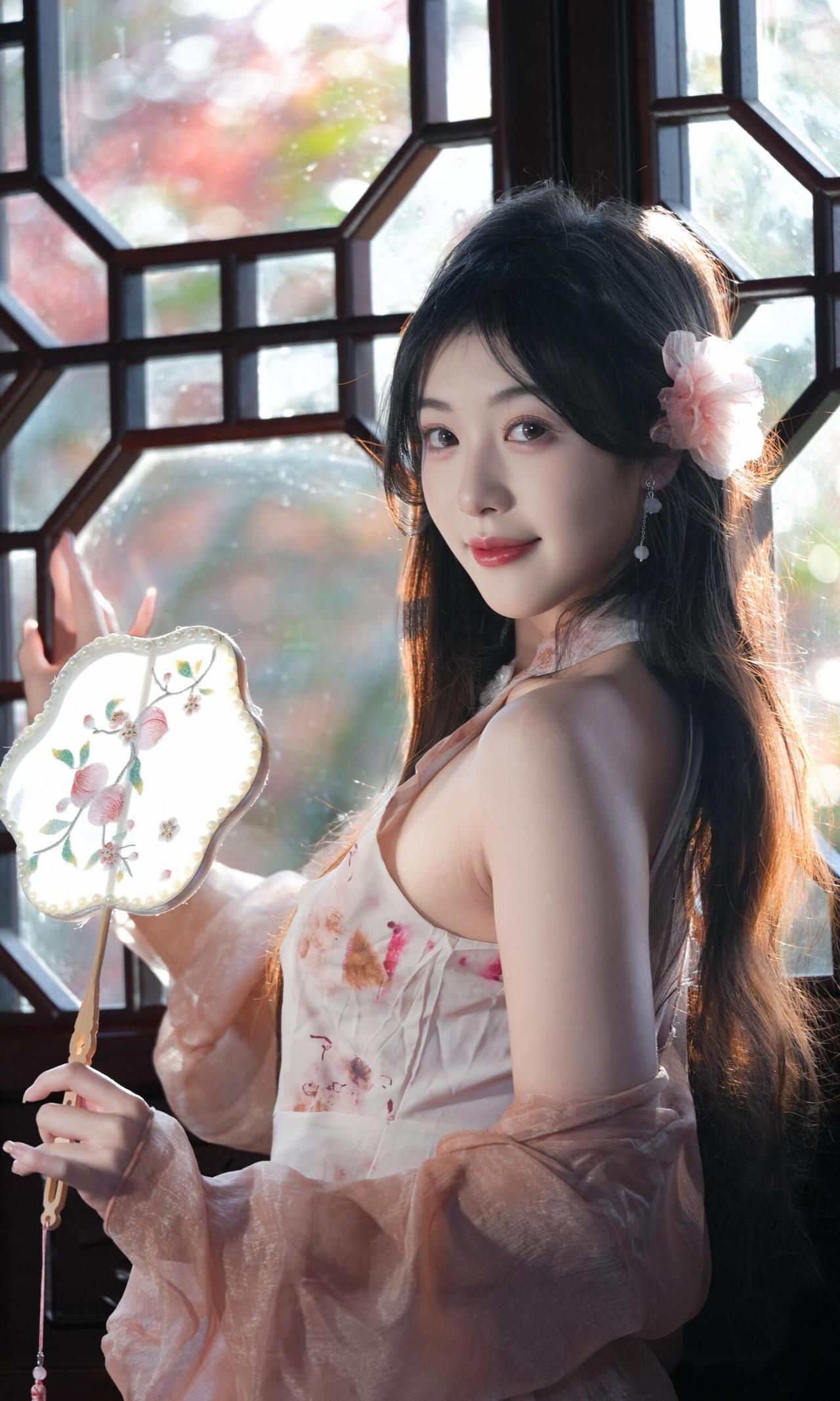 粉衫轻倚三秋树，霜叶红于二月花。

亭台映霞，枫枝凝霜，粉衫佳人轻倚疏林，团扇半