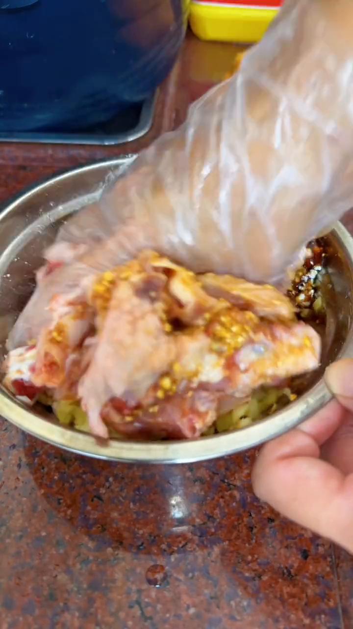 ·刚刚杀的鸡，人家自己养的走地鸡，明天准备用来炒给小孩吃。鸡爪留着炖汤，炖鱼胶汤