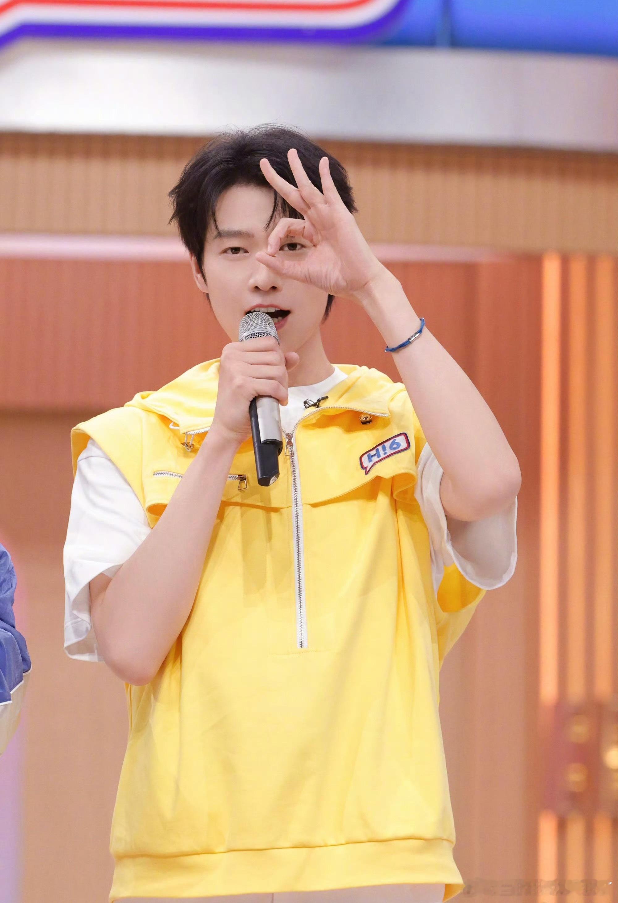 你好星期六全员小品人你好星期六全员小品人，粤语猜词游戏太有梗，爆笑不断，发音和动