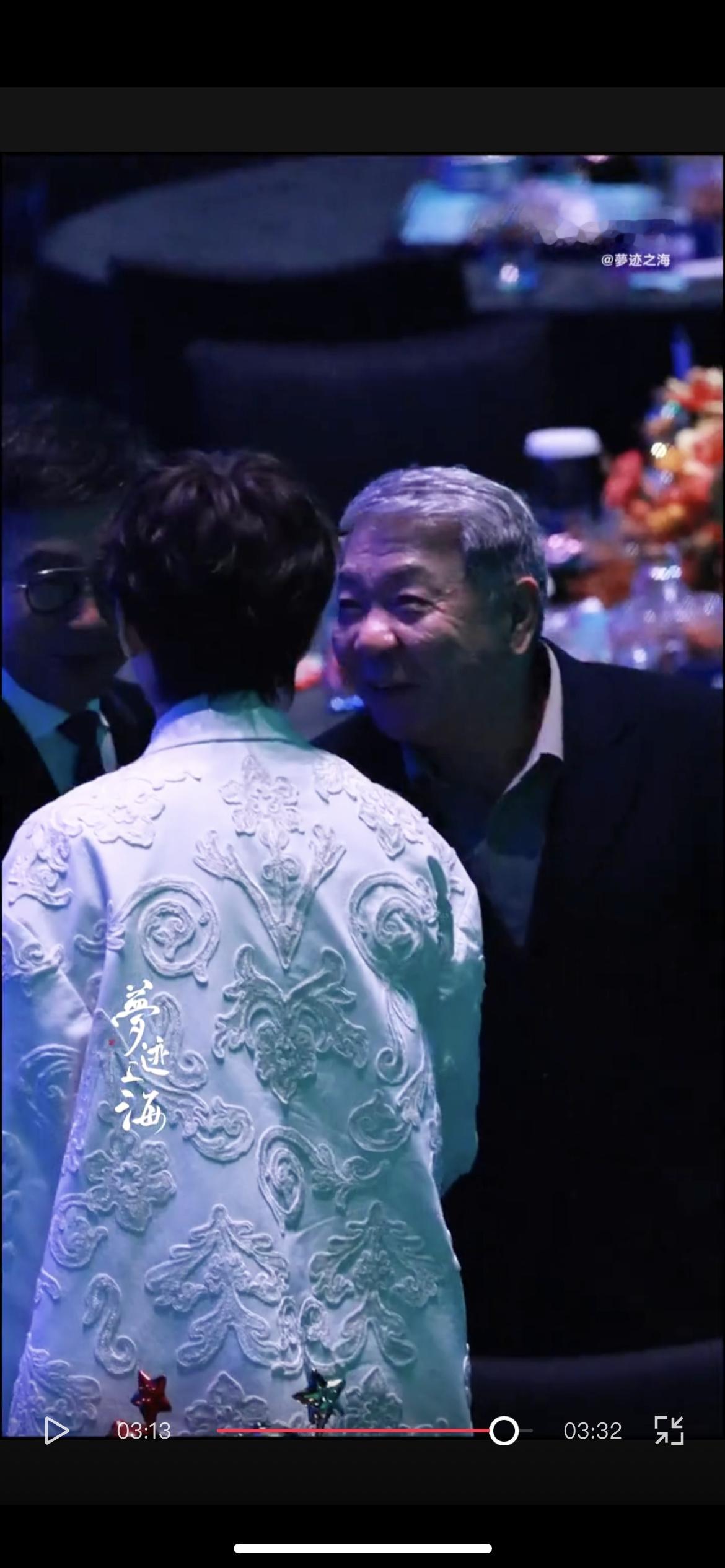 视频截图。郑导确实很喜欢成毅，上台领奖拍了拍成毅的肩，下台还想与成毅多聊聊，后面