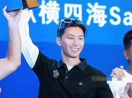 原来窦骁还会玩帆船，而且还玩得很好！难怪何超莲倾心于他呢！最近他参加了全国姓的比