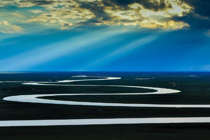旅游中国最美湿地巴音布鲁克草原，这里不但有雪山环抱下的世外桃源，还有九曲十八弯的