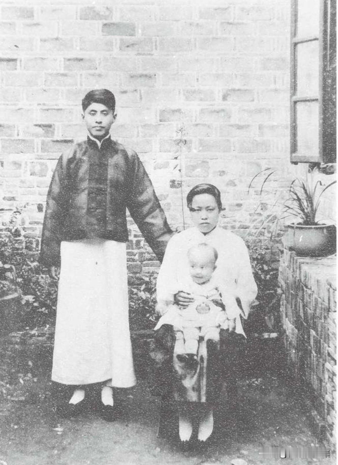 1923年，杨武之出国留学之前，一家三口在合肥老家院子的一角的合影。照片中，穿着