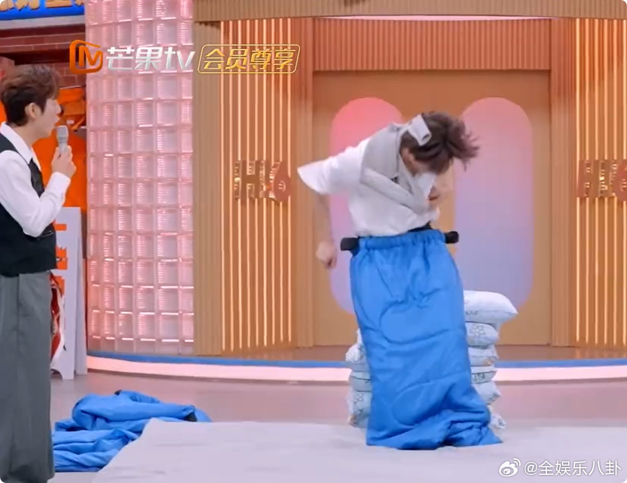 张凌赫九个枕头的腿长含金量别人跳枕头费尽全力，张凌赫轻松拿捏，这就是九个枕头的腿