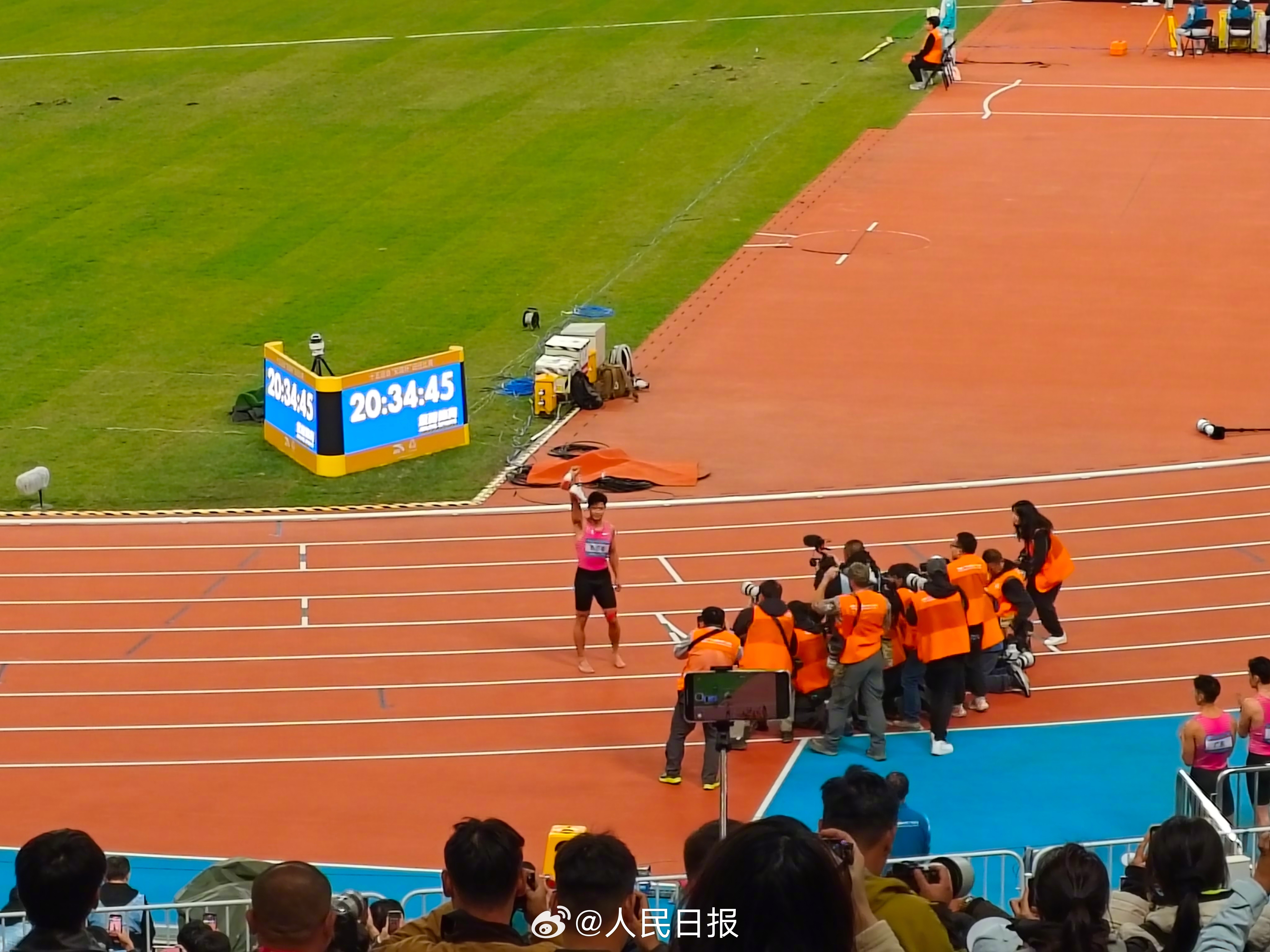   20日晚，全运会田径赛场迎来备受瞩目的男子4×100米接力决赛。尤其受到关注