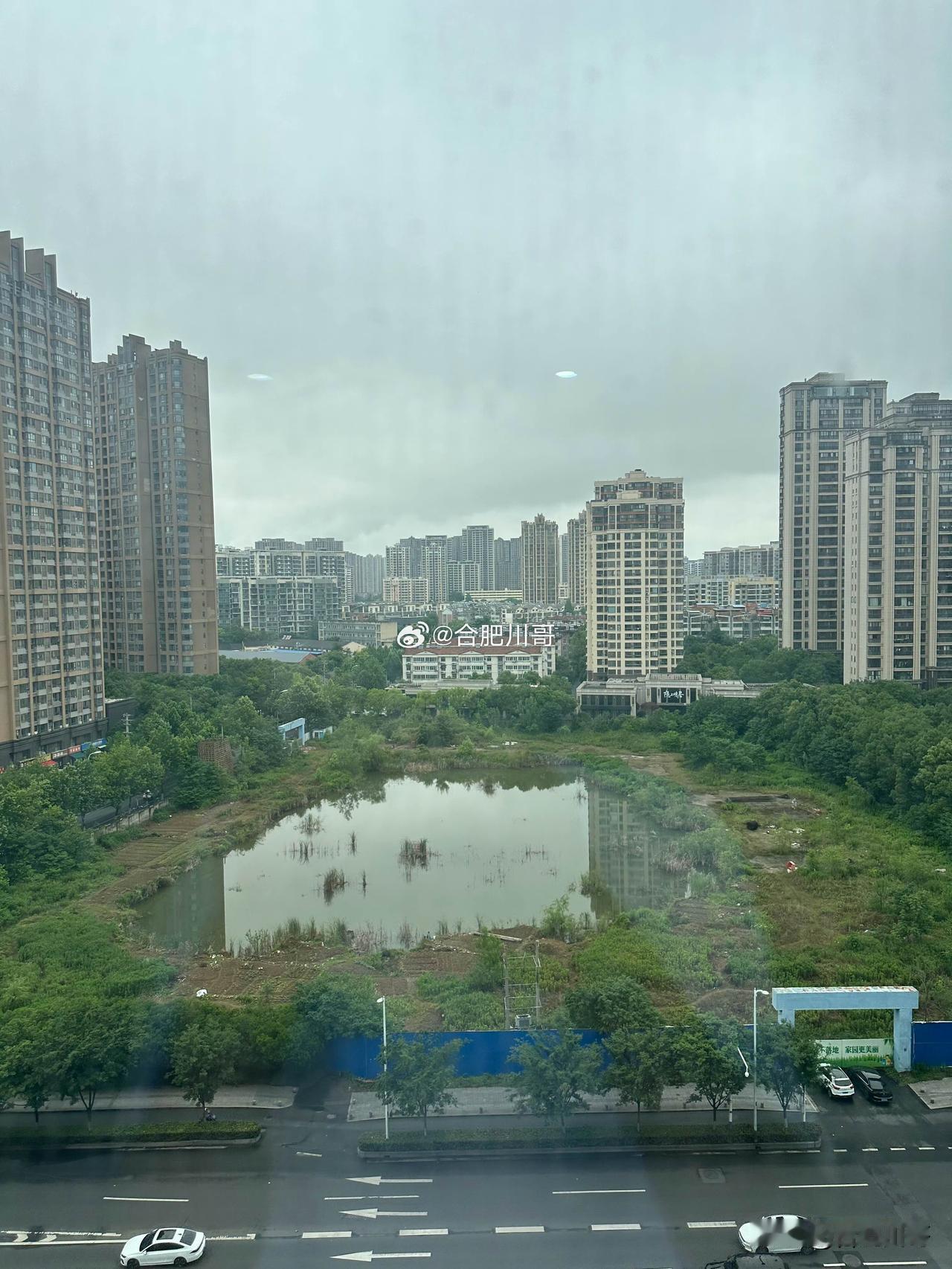 北一环香格里拉酒店西侧，祥源这个坑这么好的位置，烂尾至今实在可惜～