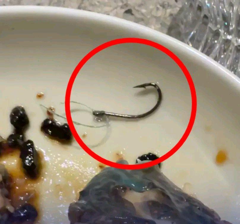 上海“遇外滩”这事儿闹大了！消费者在他家招牌“老菜脯蒸彩眉鱼”里吃出鱼钩和鱼线，