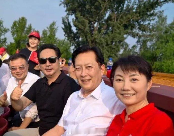 73岁唐国强和61岁刘劲观礼九三阅兵 73岁演员与61岁演员刘劲共同观礼九三阅兵