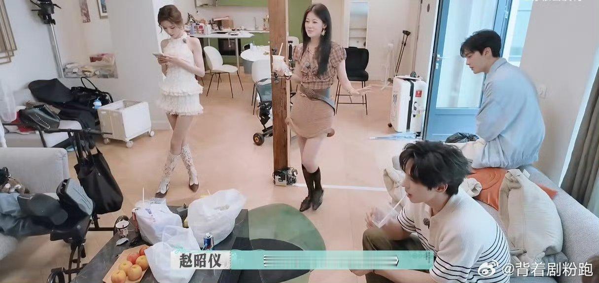 文俊辉被赵昭仪安排的明明白白笑死，综艺常青藤都让赵昭仪找着了，《中餐厅》《披荆斩